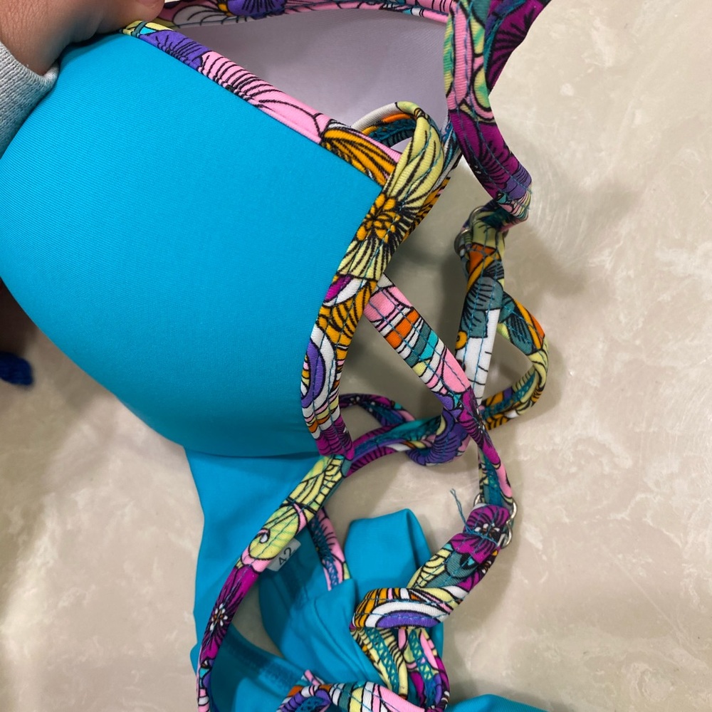 Bikini - Picture 2 of 3